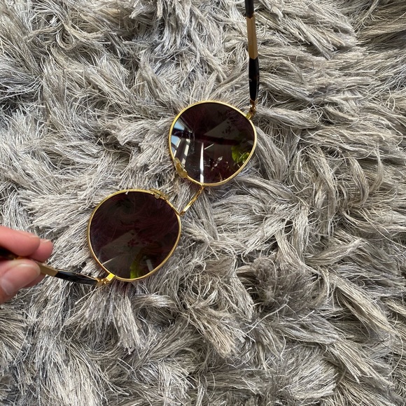 PRADA/ WILDFOX/ RAY BANS - Picture 7 of 14